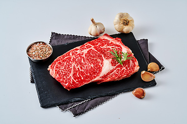 포토 JPG 스튜디오촬영 식재료 실내 마늘 생고기 육류 사람없음 소고기 천 흰배경 소금 로즈메리 등심 국내포토 백그라운드 채소 내부 흰색 직물 허브 파일형식