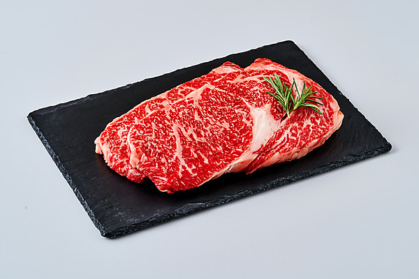 포토 JPG 스튜디오촬영 식재료 실내 생고기 육류 사람없음 소고기 흰배경 로즈메리 등심 국내포토 백그라운드 내부 흰색 허브 파일형식