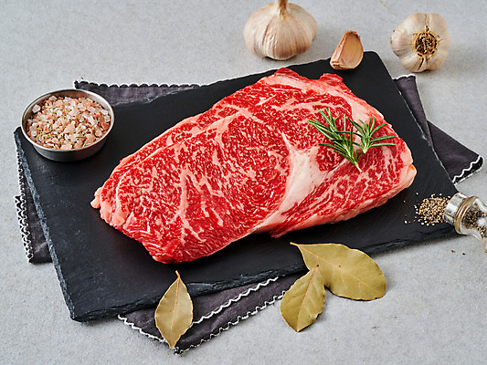 포토 JPG 스튜디오촬영 식재료 회색배경 실내 마늘 생고기 육류 사람없음 소고기 천 소금 후추 등심 월계수 국내포토 백그라운드 채소 내부 회색 직물 향신료 파일형식