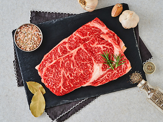 포토 JPG 스튜디오촬영 식재료 회색배경 실내 마늘 생고기 육류 사람없음 하이앵글 소고기 천 소금 후추 등심 월계수 플랫레이 국내포토 뷰포인트 백그라운드 채소 내부 회색 직물 플랫 향신료 파일형식