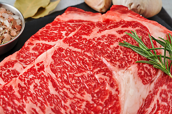 포토 JPG 스튜디오촬영 식재료 실내 생고기 육류 근접촬영 사람없음 소고기 소금 로즈메리 등심 마블링 월계수 국내포토 뷰포인트 내부 허브 파일형식