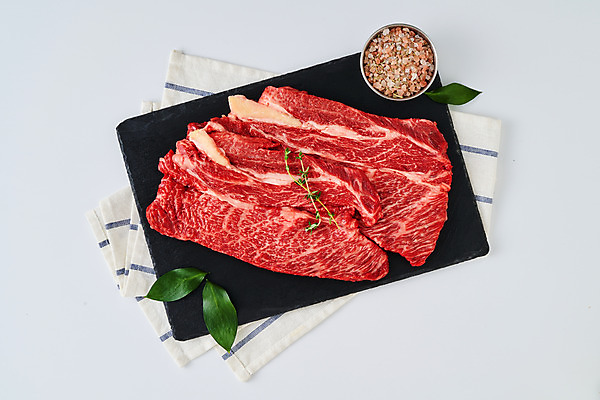 포토 JPG 스튜디오촬영 식재료 실내 생고기 육류 사람없음 하이앵글 소고기 천 흰배경 소금 등심 월계수 국내포토 뷰포인트 백그라운드 내부 흰색 직물 파일형식