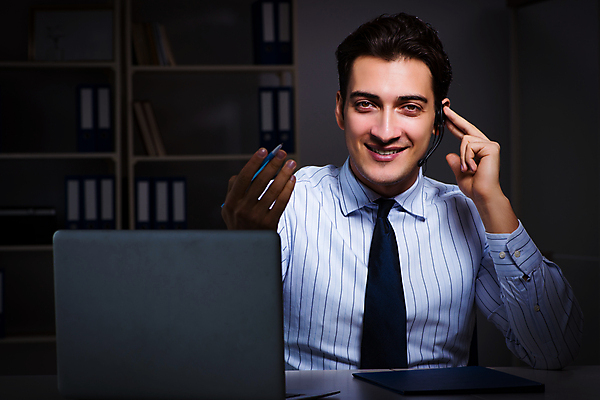 포토 JPG 해외이미지 이동 비즈니스 통신 말하기 대화 설명 사람 노트북 스마트폰 컴퓨터 사무실 판매 헤드폰 시간 업무 작업 도움 비즈니스맨 센터 야간 저녁 중개인 고객 책상 마이크 서비스 컨설턴트 상담 텔레마케팅 부름 야근 온라인 마케팅 운영자 지원 헬프 대리인 해외202105 해외포토 자연요소 직업 남자 음향기기 가구 컨셉 모션 전자제품 핸드폰 스마트기기 직장인 전문직 서비스업 파일형식