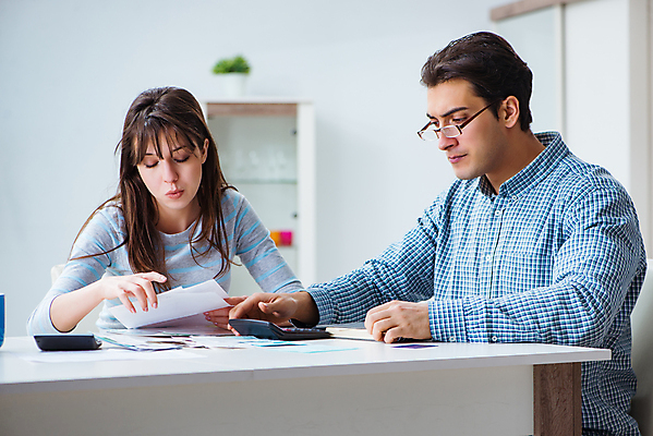 포토 JPG 해외이미지 커플 응시 종이 결혼 돈 생각 가족 관계 남편 설계 함께함 사람없음 금융 경제 컴퓨터 독서 계산기 아내 절약 계산 재산 고민 문서 투자 문제 영수증 회계 계산서 대출 빚 세금 예산 적자 비용 해외202105 해외포토 시선 감정 컨셉 비즈니스 문구용품 이벤트 전자제품 장비 파일형식