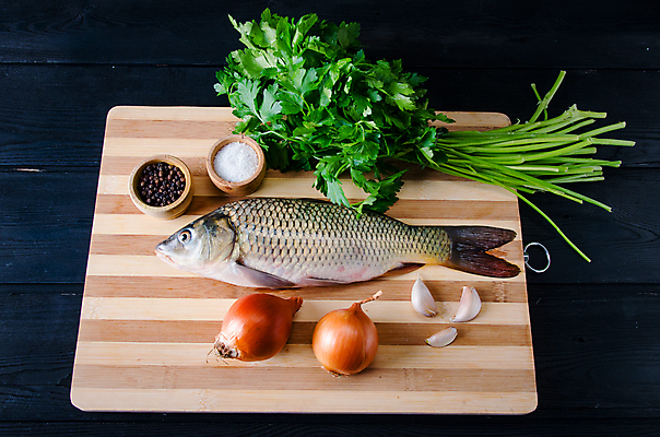 포토 JPG 해외이미지 접시 음식 바다 조각 다이어트 토마토 재료 탁자 양파 낚시 파슬리 건강 육류 어류 요리 사람없음 목재 빨간색 주방 식당 식사 저녁식사 신선 칼 맛 자르기 지중해 먹기 레몬 허브 해산물 준비 날것 소금 후추 로즈메리 점심식사 생식 송어 맛있는 해외202105 해외포토 나무 식물 식기 컬러 가구 컨셉 채소 과일 식재료 모션 레저 상점 수중동물 향신료 파일형식