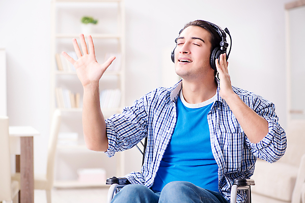 포토 JPG 해외이미지 학생 행복 음악 이어폰 의자 노래 휴식 주택 건강 미소 앉기 소년 취미 사람없음 10대 헤드폰 음악가 듣기 가수 바퀴 장애인 휠체어 흥분 오디오 노래방 장애 뮤지컬 치유 플레이어 해외202105 해외포토 직업 남자 감정 어린이 음향기기 가구 컨셉 모션 청소년 문화예술 표정 건물 전자제품 파일형식