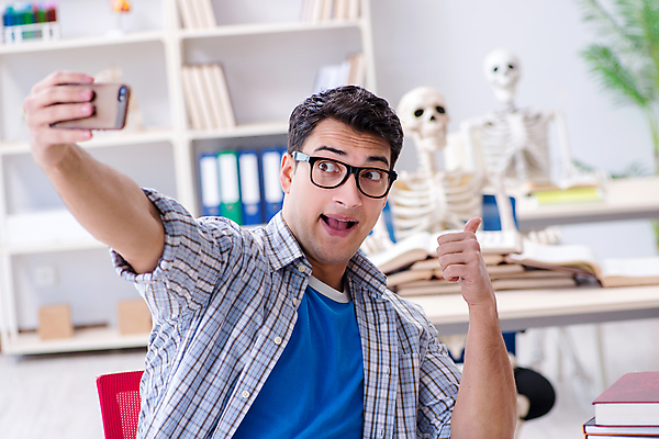 포토 JPG 해외이미지 학생 교육 과학 졸업 해부 교실 학교 모바일 골격 건강 사람없음 책 스마트폰 핸드폰 학습 스터디 독서 약 쌓기 시험 가리킴 도서관 연구원 과학자 책상 교과서 준비 대학교 생물학 문학 시험공부 인턴 해외202105 해외포토 직업 가구 비즈니스 의학 모션 교재 손짓 전자제품 스마트기기 학자 파일형식