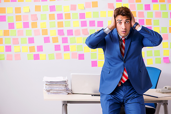 포토 JPG 해외이미지 남자 컨셉 비즈니스 직장 한명 정장 상반신 성인 컴퓨터 사무실 쪽지 업무 작업 비즈니스맨 좌절 귀막기 가득함 포스트잇 바쁨 충격 업무과다 걸터앉기 성인남자한명만 해외202105 해외포토 1 옷 감정 회사 사람 앉기 손짓 전자제품 메모지 직장인 남자한명만 성인남자만 파일형식