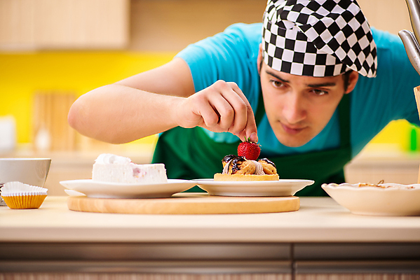 포토 JPG 해외이미지 응시 남자 디저트 실내 한명 들기 상반신 성인 앞모습 집중 제빵 요리중 음식데코레이션 제빵사 성인남자한명만 해외202105 해외포토 직업 1 시선 음식 뷰포인트 컨셉 모션 사람 내부 제과제빵 남자한명만 성인남자만 파일형식