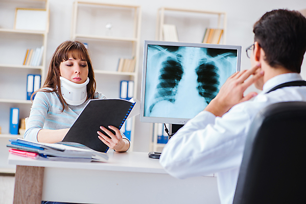 포토 JPG 해외이미지 생각 엑스레이 건강 병원 설명 사람없음 치료 약 고통 시험 환자 의사 척추 분석 상담 방문 목 보험 방사선 보철 해외202105 해외포토 교육 감정 컨셉 의학 모션 뼈 신체부위 의료진 파일형식