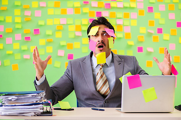 포토 JPG 해외이미지 남자 컨셉 비즈니스 사업가 스트레스 직장 피곤 한명 정장 상반신 성인 노트북 컴퓨터 사무실 쪽지 분노 업무 비즈니스맨 가득함 포스트잇 바쁨 성인남자한명만 해외202105 해외포토 직업 1 옷 감정 회사 사람 전자제품 메모지 작업 직장인 남자한명만 성인남자만 파일형식