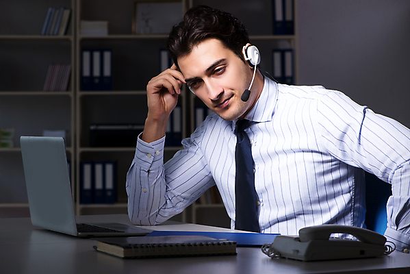 포토 JPG 해외이미지 이동 비즈니스 스트레스 피곤 말하기 대화 사람없음 노트북 스마트폰 컴퓨터 사무실 판매 헤드폰 분노 시간 업무 작업 비즈니스맨 센터 좌절 야간 저녁 전화기 고객 책상 마이크 서비스 컨설턴트 상담 텔레마케팅 부름 야근 온라인 운영자 지원 헬프 대리인 해외202105 해외포토 자연요소 남자 감정 음향기기 가구 컨셉 모션 전자제품 핸드폰 스마트기기 도움 직장인 전문직 서비스업 파일형식