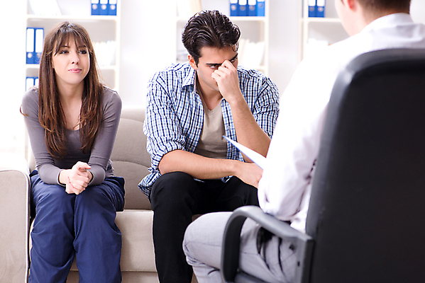 포토 JPG 해외이미지 커플 여자 남자 가족 관계 결혼식 남편 스트레스 사람없음 사무실 듣기 모임 환자 의사 슬픔 아내 도움 좌절 토론 충돌 컨설턴트 상담 방문 문제 테라피 우울증 이슈 이혼 정신과 정신과의사 조언 치료사 헬프 해외202105 카운슬러 해외포토 직업 감정 결혼 컨셉 비즈니스 의학 모션 병원 사람 뷰티 의료진 전문직 질병 상담원 파일형식