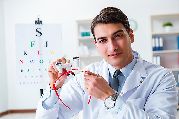 포토 JPG 해외이미지 알파벳 안경 유리 건강 병원 사람없음 약 시험 의사 업무 편지 시력 비전 안과 시력검사 카메라렌즈 돌봄 이슈 광학 검안사 해외202105 해외포토 직업 영어 잡화 교육 의학 모션 재질 카메라 의료진 작업 검사_조사 파일형식 안경사