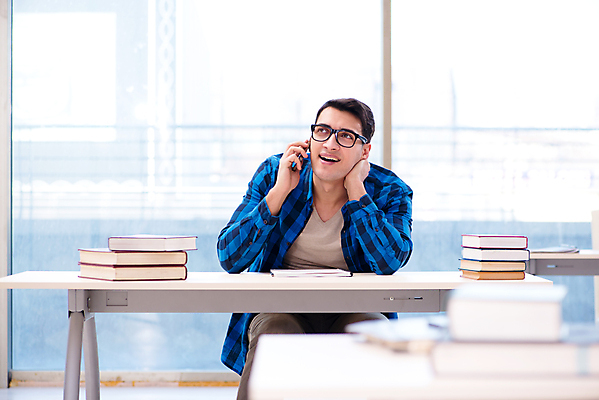 포토 JPG 해외이미지 학생 교육 행복 과학 교실 학교 탁자 모바일 책장 선반 말하기 대화 앉기 사람없음 10대 책 스마트폰 핸드폰 학습 스터디 독서 상점 시험 정보 작업 도서관 읽기 검색 교과서 준비 대학교 과제 서점 시험공부 프로젝트 해외202105 해외포토 감정 가구 모션 청소년 교재 전자제품 스마트기기 파일형식