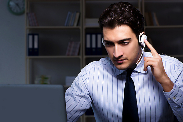 포토 JPG 해외이미지 이동 비즈니스 통신 말하기 대화 사람없음 노트북 스마트폰 컴퓨터 사무실 판매 헤드폰 듣기 시간 업무 작업 도움 비즈니스맨 센터 야간 저녁 중개인 고객 책상 마이크 서비스 컨설턴트 상담 텔레마케팅 부름 야근 온라인 마케팅 심각 운영자 지원 헬프 대리인 해외202105 해외포토 자연요소 직업 남자 음향기기 가구 컨셉 모션 전자제품 핸드폰 스마트기기 직장인 전문직 서비스업 파일형식