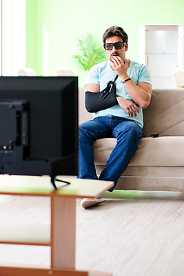 포토 JPG 해외이미지 학생 손 안경 스포츠 포즈 휴가 스트레스 주택 건강 앉기 사람없음 치료 소파 약 3D 스크린 축구 텔레비전 고통 의사 관찰 좌절 사건 붕대 드라마 충격 문제 팔 보험 골절 깨짐 돌봄 떠남 석고 치유 혼자 해외202105 해외포토 잡화 감정 컨셉 의자 의학 모션 건물 신체부위 전자제품 구기 의료진 디지털합성 파일형식