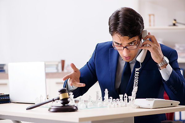 포토 JPG 해외이미지 생각 비즈니스 놀이 말하기 대화 사람없음 스마트폰 사무실 게임 우승 비즈니스맨 체스 계획 상담원 망치 전화기 법 체스판 의사봉 재판 전략 법관 공정 판결 법원 변호사 고발 법정 해외202105 카운슬러 해외포토 직업 남자 컨셉 모션 핸드폰 스마트기기 공구 최고 직장인 사무원 법률가 파일형식