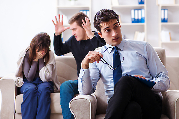 포토 JPG 해외이미지 커플 결혼 가족 관계 결혼식 남편 피곤 사람없음 사무실 듣기 모임 환자 의사 슬픔 분노 아내 도움 좌절 토론 충돌 컨설턴트 상담 방문 문제 테라피 말다툼 위기 이슈 이혼 정신과 정신과의사 조언 치료사 헬프 해외202105 카운슬러 해외포토 직업 감정 컨셉 비즈니스 의학 모션 병원 이벤트 뷰티 의료진 전문직 상담원 싸움 파일형식