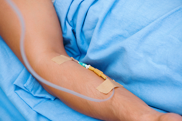 포토 JPG 해외이미지 의학 실내 병원 신체부위 눕기 이불 환자 소프트포커스 링거 팔 해외202105 해외포토 의료기기 침구 모션 촬영기법 사람 내부 파일형식