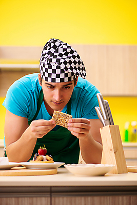 포토 JPG 해외이미지 응시 남자 디저트 실내 한명 들기 상반신 성인 앞모습 집중 제빵 요리중 제빵사 성인남자한명만 해외202105 해외포토 직업 1 시선 음식 뷰포인트 컨셉 모션 사람 내부 제과제빵 남자한명만 성인남자만 파일형식