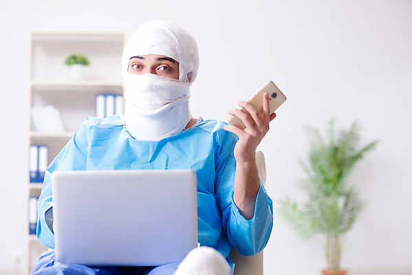 포토 JPG 해외이미지 모바일 뼈 건강 병원 말하기 대화 사람없음 치료 노트북 스마트폰 핸드폰 컴퓨터 머리 고통 환자 긴급 수술 장애인 사건 코 붕대 외과 온라인 장애 골절 깨짐 석고 정형외과 치유 해외202105 해외포토 감정 컨셉 의학 모션 신체부위 전자제품 스마트기기 파일형식