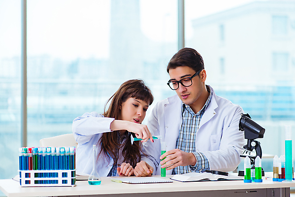 포토 JPG 해외이미지 학생 교육 과학 2 교실 유리 건강 현미경 실험 사람없음 약 의사 액체 실험실 붓기 바이러스 DNA 생명공학 연구원 강의 과학자 분석 동료 대학교 생물학 미생물 튜브 발견 조제 화학물질 화학자 해외202105 해외포토 직업 컨셉 의학 학교 관계 모션 재질 생물 실험기구 의료진 화학 만들기 학자 파일형식