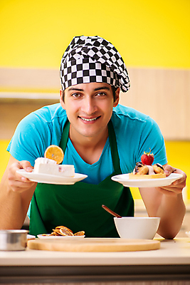 포토 JPG 해외이미지 응시 남자 실내 한명 들기 상반신 성인 앞모습 케이크 제빵 요리중 제빵사 성인남자한명만 해외202105 해외포토 직업 1 시선 뷰포인트 모션 디저트 사람 내부 제과제빵 남자한명만 성인남자만 파일형식