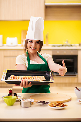 포토 JPG 해외이미지 응시 여자 쟁반 실내 한명 미소 들기 상반신 성인 앞모습 제빵 요리중 따봉 와플 성인여자한명만 해외202105 해외포토 1 시선 뷰포인트 모션 디저트 표정 사람 내부 제과제빵 최고 여자한명만 성인여자만 파일형식