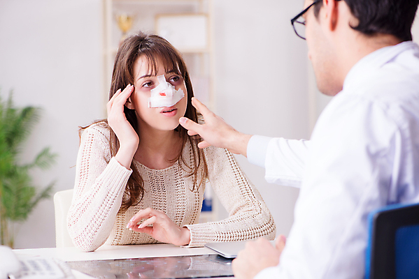 포토 JPG 해외이미지 여자 남자 의학 실내 병원 대화 상반신 성인 두명 앞모습 뒷모습 환자 의사 수술 상담 손뻗기 거즈 성인만 해외202105 해외포토 뷰포인트 모션 말하기 사람 내부 치료 의료진 파일형식