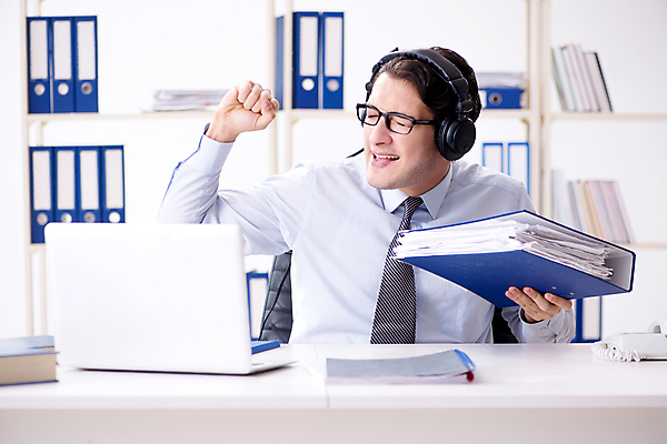 포토 JPG 해외이미지 음악 이어폰 비즈니스 통신 사람없음 노트북 스마트폰 컴퓨터 사무실 판매 쌓기 헤드폰 듣기 업무 작업 도움 비즈니스맨 센터 중개인 고객 책상 서비스 컨설턴트 상담 폴더 오디오 텔레마케팅 안내원 부름 온라인 단절 마케팅 운영자 지원 헬프 대리인 해외202105 해외포토 직업 남자 음향기기 가구 컨셉 모션 문화예술 전자제품 핸드폰 스마트기기 직장인 전문직 서비스업 파일 파일형식