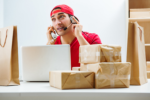 포토 JPG 해외이미지 직업 크리스마스 인터넷 비즈니스 포장 노동자 말하기 대화 설명 사람없음 스마트폰 컴퓨터 상자 사무실 헤드폰 화물 업무 센터 배달원 편지 우체부 전화기 고객 창고 서비스 경영자 텔레마케팅 부름 패키지 수납 질서 온라인 분배 해외202105 해외포토 기념일 음향기기 모션 전자제품 핸드폰 스마트기기 운송업 예절 작업 서비스업 리더 파일형식