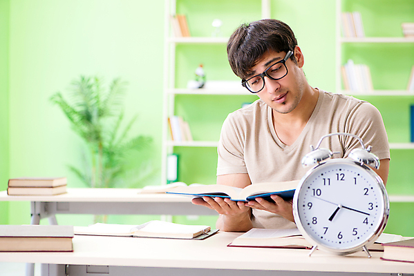포토 JPG 해외이미지 학생 교육 시계 과학 졸업 교실 학교 사람없음 책 학습 스터디 독서 상점 시험 정보 시간 작업 도서관 검색 교과서 준비 대학교 공포 경영 마감 시험공부 압력 조언 연습생 실종 해외202105 해외포토 비즈니스 교재 사건 연습 파일형식