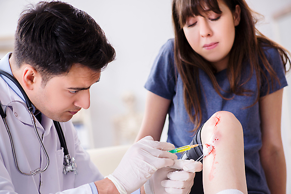 포토 JPG 해외이미지 여자 남자 의학 실내 병원 주사기 들기 앉기 상반신 성인 두명 앞모습 옆모습 치료 진료 고통 환자 의사 상처 성인만 알콜솜 해외202105 해외포토 감정 뷰포인트 의료기기 모션 사람 내부 의료진 파일형식