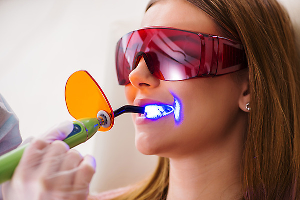 포토 JPG 해외이미지 손 여자 의학 실내 치과 한명 들기 상반신 성인 옆모습 신체부위 보안경 치과진료 치아건강 성인여자한명만 구강검진 해외202105 해외포토 1 뷰포인트 모션 건강 병원 사람 내부 진료 검진 안전장비 여자한명만 성인여자만 파일형식