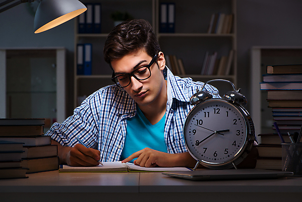포토 JPG 해외이미지 학생 교육 남자 시계 과학 학교 책장 선반 주택 피곤 앉기 소년 사람없음 책 학습 스터디 독서 시험 기록 시간 야간 저녁 교과서 준비 대학교 공포 문학 야근 마감 시험공부 해외202105 해외포토 자연요소 어린이 가구 컨셉 비즈니스 모션 교재 사람 건물 업무 파일형식