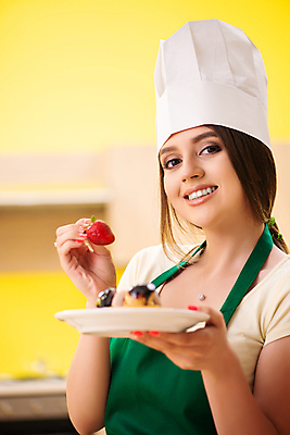 포토 JPG 해외이미지 접시 응시 여자 딸기 디저트 실내 한명 들기 상반신 성인 앞모습 옆모습 제빵 요리중 성인여자한명만 해외202105 해외포토 1 식기 시선 음식 뷰포인트 과일 모션 사람 내부 제과제빵 여자한명만 성인여자만 파일형식