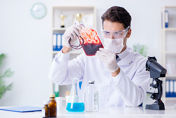 포토 JPG 해외이미지 응시 남자 의학 실내 병원 현미경 마스크 한명 들기 상반신 성인 앞모습 의사 관찰 혈액 플라스크 보안경 혈액검사 혈액주머니 성인남자한명만 해외202105 해외포토 1 시선 뷰포인트 모션 실험기구 사람 내부 의료진 안전장비 검사_조사 남자한명만 성인남자만 파일형식