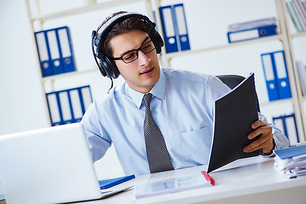 포토 JPG 해외이미지 직업 비즈니스 통신 말하기 대화 사람없음 노트북 스마트폰 컴퓨터 사무실 독서 판매 헤드폰 공책 업무 작업 도움 비즈니스맨 센터 중개인 전화기 고객 책상 마이크 서비스 검색 컨설턴트 상담 텔레마케팅 안내원 부름 온라인 마케팅 운영자 지원 헬프 대리인 해외202105 해외포토 남자 음향기기 가구 컨셉 모션 문구용품 전자제품 핸드폰 스마트기기 직장인 전문직 서비스업 파일형식