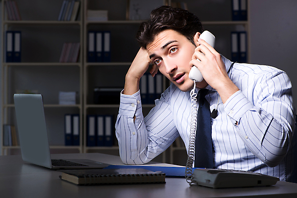 포토 JPG 해외이미지 이동 비즈니스 피곤 말하기 대화 설명 사람없음 노트북 스마트폰 컴퓨터 사무실 판매 헤드폰 시간 업무 작업 비즈니스맨 센터 야간 저녁 전화기 고객 책상 마이크 서비스 컨설턴트 상담 텔레마케팅 부름 야근 온라인 운영자 지원 헬프 대리인 해외202105 해외포토 자연요소 남자 음향기기 가구 컨셉 모션 전자제품 핸드폰 스마트기기 도움 직장인 전문직 서비스업 파일형식