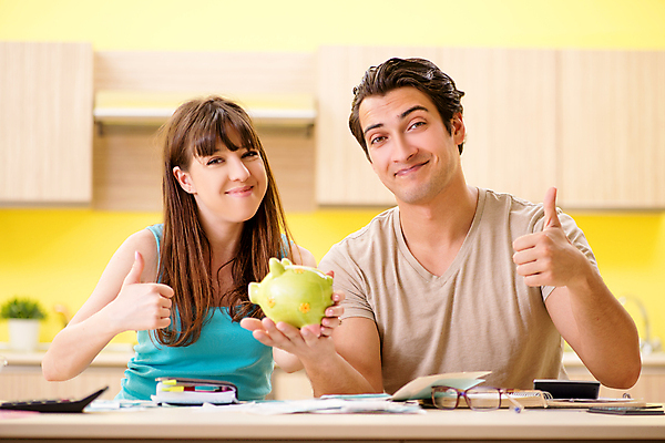 포토 JPG 해외이미지 커플 행복 종이 돈 가족 관계 남편 설계 함께함 사람없음 금융 경제 주방 저축 돼지저금통 계산기 엄지손가락 아내 절약 계산 은퇴 투자 영수증 회계 보험 계산서 대출 빚 세금 연금 예산 회계사 해외202105 해외포토 직업 감정 컨셉 비즈니스 손가락 문구용품 장비 저금통 재산 파일형식