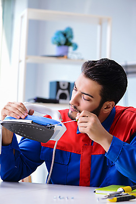 포토 JPG 해외이미지 직업 손 유니폼 생각 부분 가정 탁자 사람없음 장비 과학기술 기구 공구 업무 센터 작업실 기술자 엔지니어 수리 철 서비스 순환 반도체 전자 공학 DIY 유지 국회 다리미질 마더보드 배려 지원 하드웨어 해외202105 해외포토 옷 교육 가구 모션 기술 취미 신체부위 컴퓨터 도구 작업 파일형식