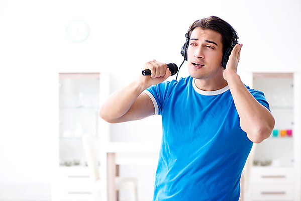 포토 JPG 해외이미지 라이프스타일 행복 음악 이어폰 노래 휴가 휴식 주택 실내 소년 취미 사람없음 10대 파티 헤드폰 콘서트 공연 연주자 음악가 방 듣기 가수 표현 마이크 클럽 디스코 오디오 목소리 노래방 뮤지컬 실행 플레이어 생존 해외202105 해외포토 직업 남자 감정 어린이 음향기기 컨셉 모션 청소년 문화예술 이벤트 내부 건물 생활 전자제품 춤 파일형식