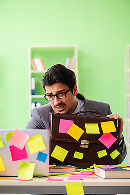 포토 JPG 해외이미지 응시 남자 컨셉 서류가방 회사 비즈니스 스트레스 직장 피곤 한명 상반신 성인 노트북 컴퓨터 사무실 쪽지 슬픔 잡기 업무 작업 비즈니스맨 찡그림 좌절 가득함 포스트잇 바쁨 성인남자한명만 해외202105 해외포토 1 시선 감정 가방 모션 표정 사람 전자제품 메모지 직장인 남자한명만 성인남자만 파일형식