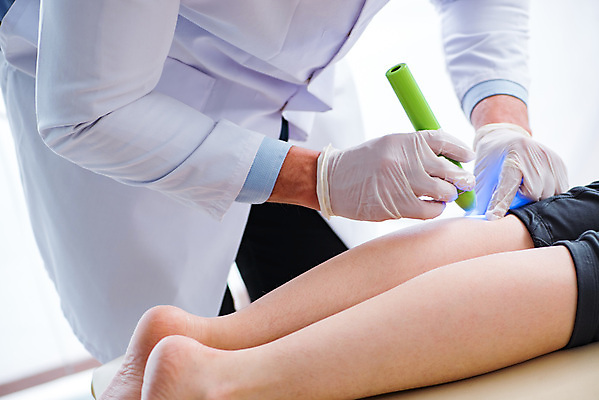 포토 JPG 해외이미지 남자 의학 실내 병원 한명 들기 상반신 성인 옆모습 신체부위 환자 의사 광선 잡기 삭제 레이저수술 레이저치료 흉터 성인남자한명만 해외202105 해외포토 1 뷰포인트 모션 사람 내부 치료 의료진 상처 남자한명만 성인남자만 파일형식