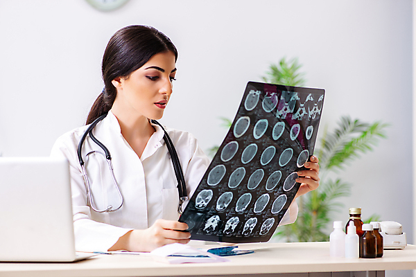 포토 JPG 해외이미지 응시 여자 의학 청진기 엑스레이 실내 병원 한명 들기 상반신 성인 옆모습 노트북 의사 관찰 집중 책상 성인여자한명만 해외202105 해외포토 1 시선 뷰포인트 가구 컨셉 의료기기 모션 사람 내부 전자제품 의료진 여자한명만 성인여자만 파일형식