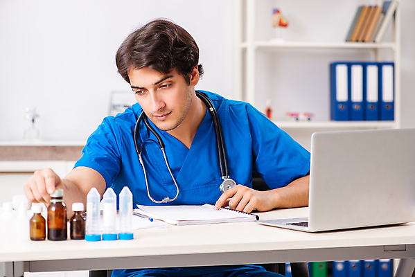 포토 JPG 해외이미지 직업 남자 유니폼 건강 병원 실험 노트북 컴퓨터 알약 약 공책 시험 의사 코트 업무 실험실 연습 책상 처방 보험 조제 돌봄 약사 인턴 치료사 연습생 해외202105 해외포토 옷 교육 가구 비즈니스 의학 모션 문구용품 사람 전자제품 외투 의료진 작업 만들기 파일형식