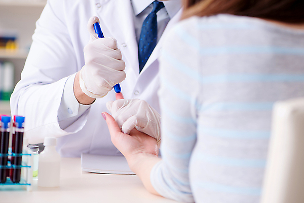 포토 JPG 해외이미지 여자 남자 손가락 의학 실내 병원 들기 상반신 성인 두명 앞모습 뒷모습 환자 의사 잡기 혈액 혈액채취 성인만 해외202105 해외포토 손 뷰포인트 모션 사람 내부 의료진 파일형식