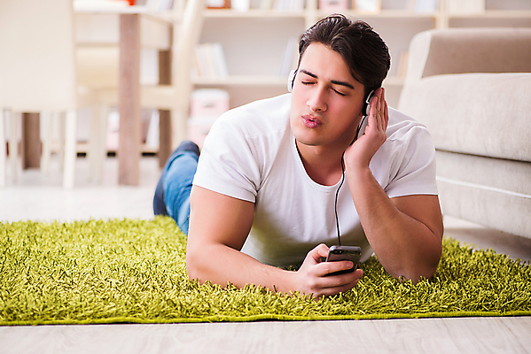 포토 JPG 해외이미지 학생 라이프스타일 음악 이어폰 노래 휴가 휴식 주택 취미 사람없음 10대 책 스마트폰 핸드폰 학습 헤드폰 소리 콘서트 공연 음악가 방 듣기 가수 선택 마이크 오디오 노래방 뮤지컬 플레이어 생존 해외202105 해외포토 직업 교육 음향기기 컨셉 모션 청소년 문화예술 이벤트 건물 생활 전자제품 스마트기기 파일형식