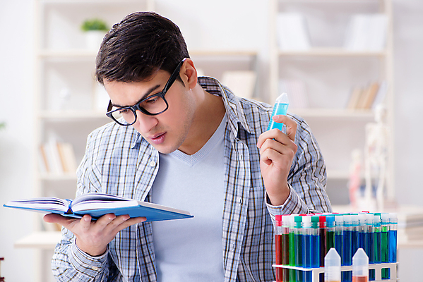 포토 JPG 해외이미지 학생 교육 과학 생각 졸업 학교 건강 병원 실험 사람없음 책 학습 스터디 독서 약 쌓기 시험 의사 업무 도서관 연구원 수집 집중 과학자 책상 플라스크 교과서 대학교 비커 문학 미생물 튜브 조제 배려 인턴 화학물질 화학자 해외202105 해외포토 직업 가구 컨셉 비즈니스 의학 모션 교재 생물 실험기구 의료진 작업 화학 만들기 학자 파일형식